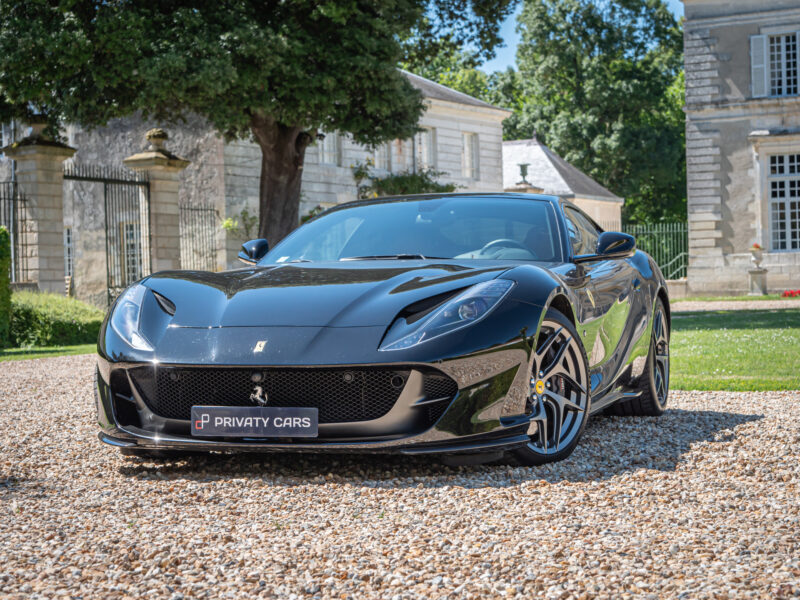 À vendre – FERRARI – 812 Superfast – 2018 – Nero DS 1250 – 29 900 km – 800 ch – V12 – Transmission : Sequentielle – Photo principale – Origine Allemagne – Privaty Cars – Mandat de vente pour automobiles de luxe près de Poitiers