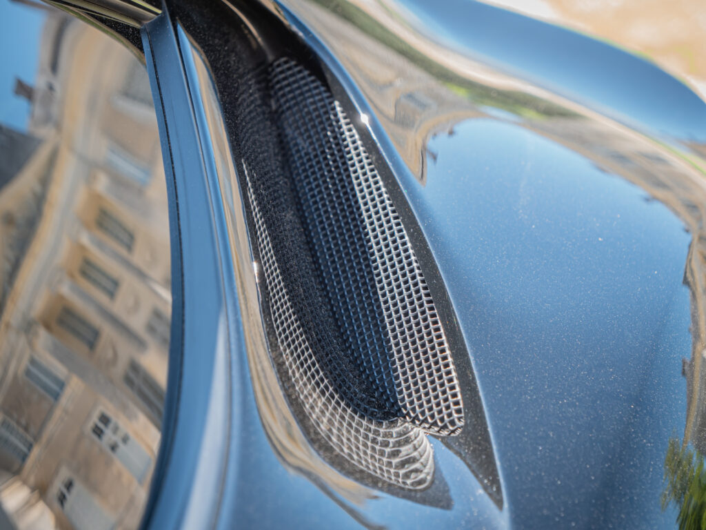 Grille d'aération sur le capot – FERRARI – 812 Superfast – 2018 – Nero DS 1250 – 800 ch – V12 – 29 900 km – Transmission : Sequentielle – Origine Allemagne – Privaty Cars – Spécialiste des voitures de sport d’occasion à 2 heures de Paris en TGV