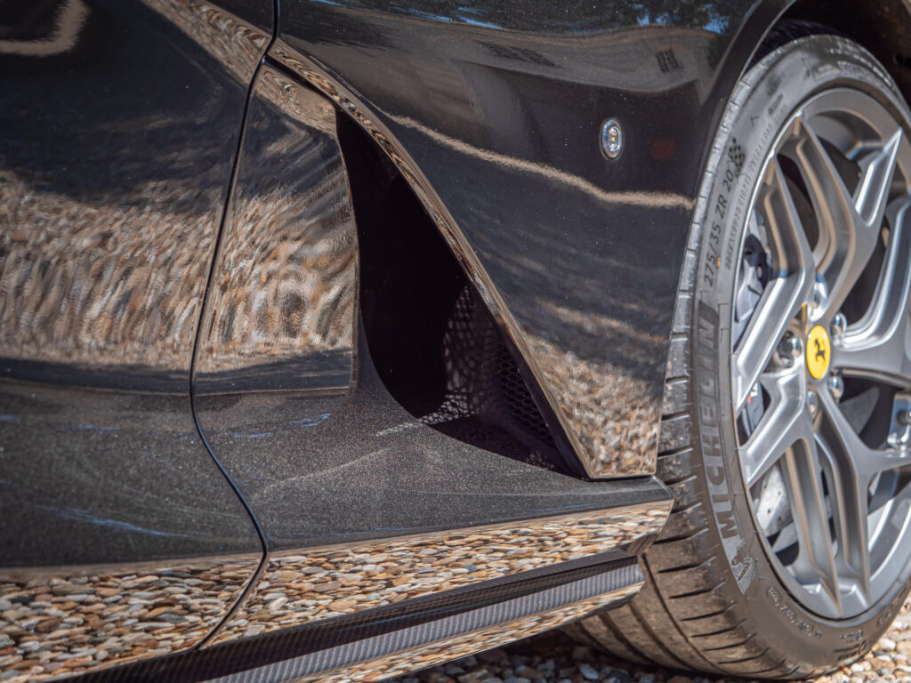 Ouïe d'aération latérale avec grille – FERRARI – 812 Superfast – 2018 – Nero DS 1250 – 800 ch – V12 – 29 900 km – Transmission : Sequentielle – Origine Allemagne – Privaty Cars – Chasseur de voitures de sport sur mesure dans l’Ouest de la France