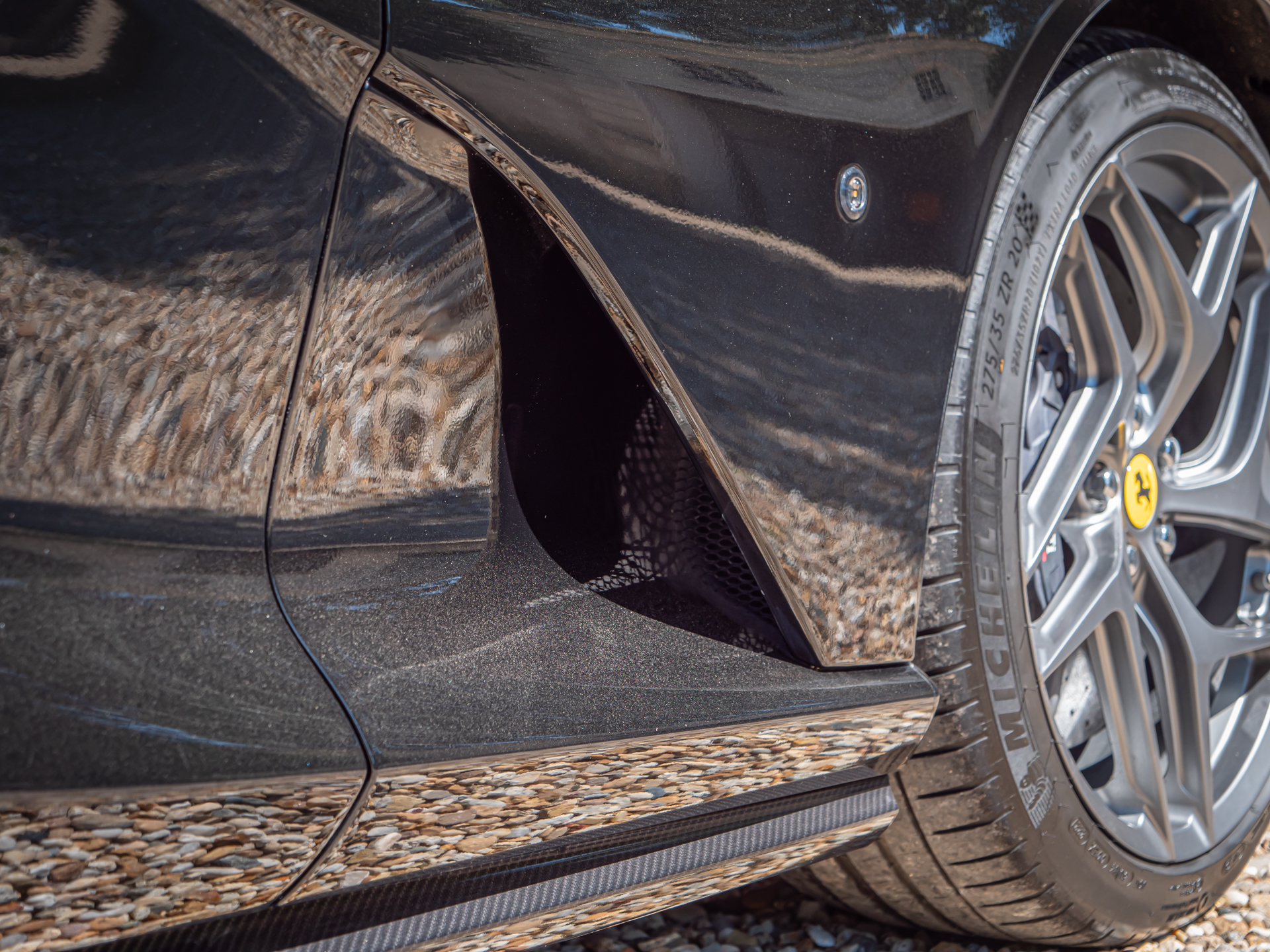 Ouïe d'aération latérale avec grille – FERRARI – 812 Superfast – 2018 – Nero DS 1250 – 800 ch – V12 – 29 900 km – Transmission : Sequentielle – Origine Allemagne – Privaty Cars – Chasseur de voitures de sport sur mesure dans l’Ouest de la France