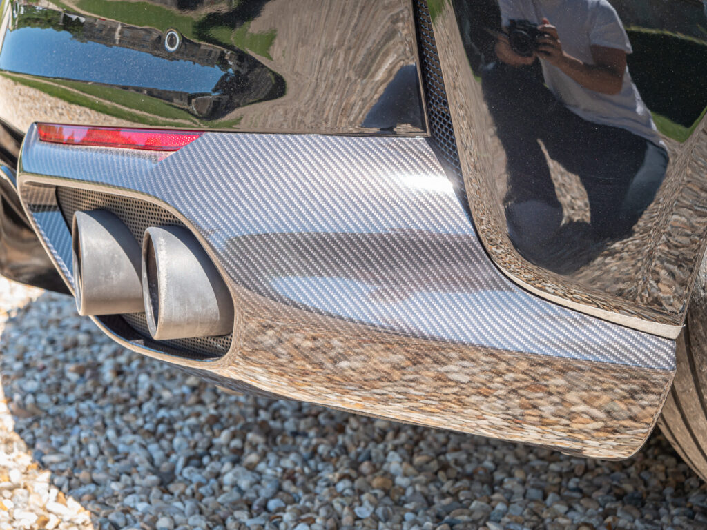 Sortie d'échappement en carbone – FERRARI – 812 Superfast – 2018 – Nero DS 1250 – 800 ch – V12 – 29 900 km – Transmission : Sequentielle – Origine Allemagne – Privaty Cars – Intermédiaire de confiance vente voiture sport à La Rochelle