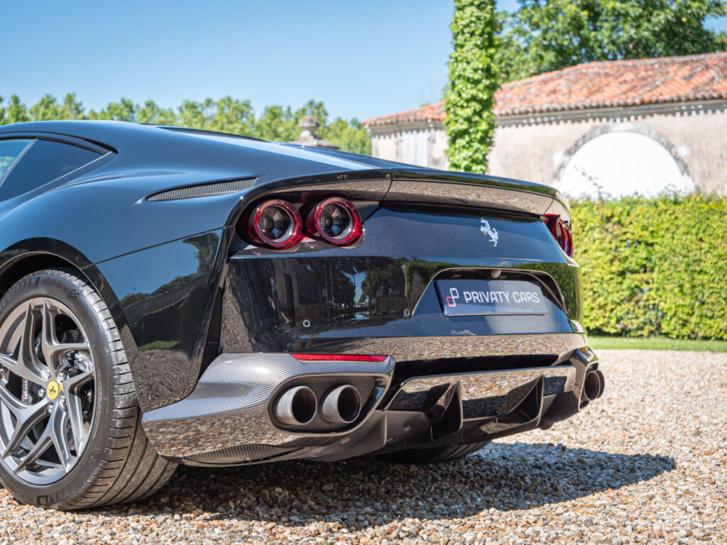Phares arrière avec feux LED – FERRARI – 812 Superfast – 2018 – Nero DS 1250 – 800 ch – V12 – 29 900 km – Transmission : Sequentielle – Origine Allemagne – Privaty Cars – Reprise de voitures de sport et collection à La Rochelle