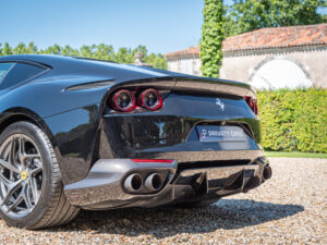 Phares arrière avec feux LED – FERRARI – 812 Superfast – 2018 – Nero DS 1250 – 800 ch – V12 – 29 900 km – Transmission : Sequentielle – Origine Allemagne – Privaty Cars – Reprise de voitures de sport et collection à La Rochelle