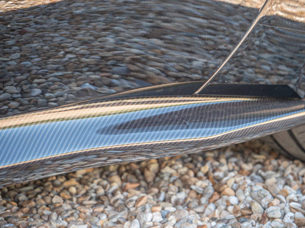 Bas de caisse en carbone – FERRARI – 812 Superfast – 2018 – Nero DS 1250 – 800 ch – V12 – 29 900 km – Transmission : Sequentielle – Origine Allemagne – Privaty Cars – Négoce de véhicules GT et sportives d’exception en Charente-Maritime