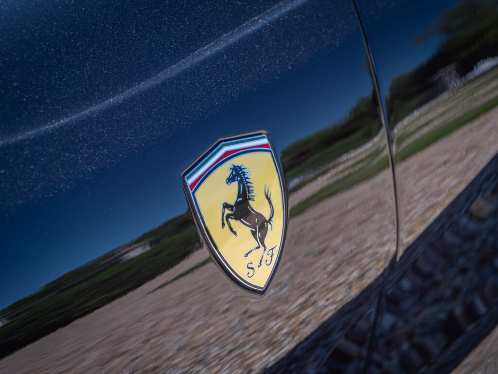 Écusson avec cheval cabré – FERRARI – 812 Superfast – 2018 – Nero DS 1250 – 800 ch – V12 – 29 900 km – Transmission : Sequentielle – Origine Allemagne – Privaty Cars – Vente de voitures de sport d’occasion proche de Nantes