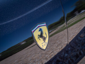 Écusson avec cheval cabré – FERRARI – 812 Superfast – 2018 – Nero DS 1250 – 800 ch – V12 – 29 900 km – Transmission : Sequentielle – Origine Allemagne – Privaty Cars – Vente de voitures de sport d’occasion proche de Nantes