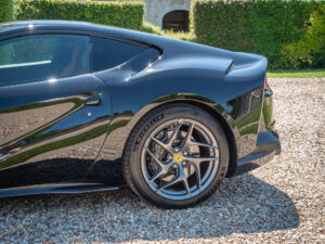 Jante alliage avec pneus sport – FERRARI – 812 Superfast – 2018 – Nero DS 1250 – 800 ch – V12 – 29 900 km – Transmission : Sequentielle – Origine Allemagne – Privaty Cars – Conciergerie automobile pour véhicules de sport à La Rochelle