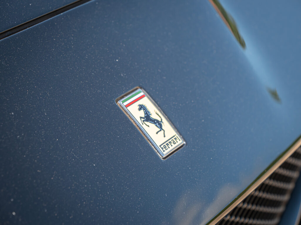 Insigne avec cheval cabré – FERRARI – 812 Superfast – 2018 – Nero DS 1250 – 800 ch – V12 – 29 900 km – Transmission : Sequentielle – Origine Allemagne – Privaty Cars – Dépôt-vente de voitures de sport et véhicules d’exception à 2 heures de Paris en TGV