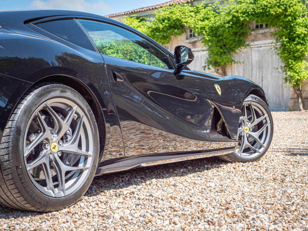 Jante alliage avec logo distinctif – FERRARI – 812 Superfast – 2018 – Nero DS 1250 – 800 ch – V12 – 29 900 km – Transmission : Sequentielle – Origine Allemagne – Privaty Cars – Chasseur de voitures de sport sur mesure en Charente-Maritime