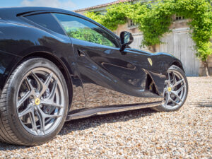 Jante alliage avec logo distinctif – FERRARI – 812 Superfast – 2018 – Nero DS 1250 – 800 ch – V12 – 29 900 km – Transmission : Sequentielle – Origine Allemagne – Privaty Cars – Chasseur de voitures de sport sur mesure en Charente-Maritime