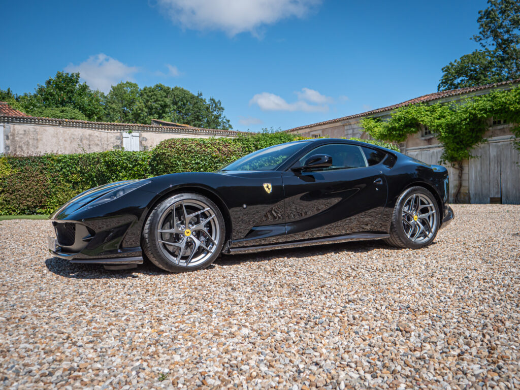 Vue latérale avec jantes sportives – FERRARI – 812 Superfast – 2018 – Nero DS 1250 – 800 ch – V12 – 29 900 km – Transmission : Sequentielle – Origine Allemagne – Privaty Cars – Achat et vente de voitures de sport d’occasion en Charente-Maritime