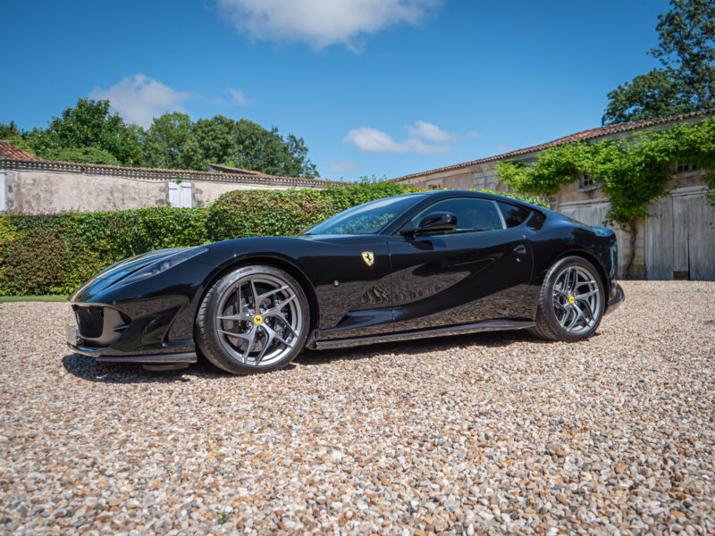 Vue latérale avec jantes sportives – FERRARI – 812 Superfast – 2018 – Nero DS 1250 – 800 ch – V12 – 29 900 km – Transmission : Sequentielle – Origine Allemagne – Privaty Cars – Achat et vente de voitures de sport d’occasion en Charente-Maritime