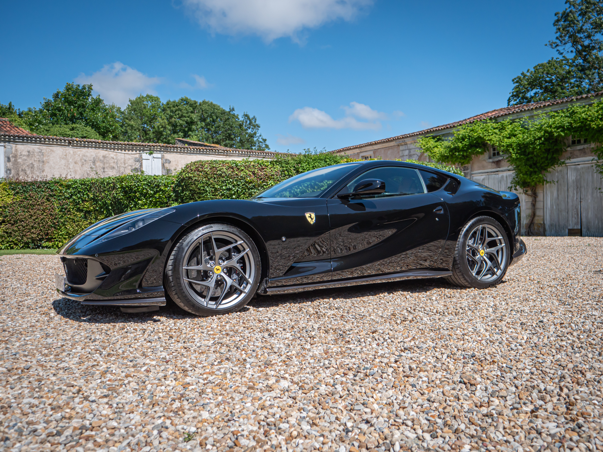 Vue latérale avec jantes sportives – FERRARI – 812 Superfast – 2018 – Nero DS 1250 – 800 ch – V12 – 29 900 km – Transmission : Sequentielle – Origine Allemagne – Privaty Cars – Achat et vente de voitures de sport d’occasion en Charente-Maritime