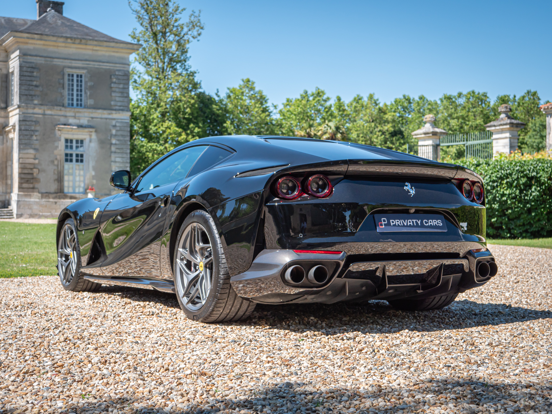 Vue arrière avec feux ronds – FERRARI – 812 Superfast – 2018 – Nero DS 1250 – 800 ch – V12 – 29 900 km – Transmission : Sequentielle – Origine Allemagne – Privaty Cars – Spécialiste des sportives d’occasion en Nouvelle-Aquitaine