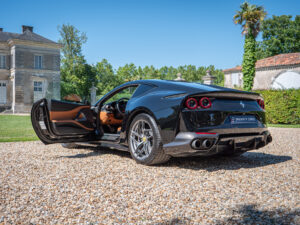 Vue arrière avec échappements quadruples – FERRARI – 812 Superfast – 2018 – Nero DS 1250 – 800 ch – V12 – 29 900 km – Transmission : Sequentielle – Origine Allemagne – Privaty Cars – Mandat de vente pour automobiles de luxe proche de Bordeaux