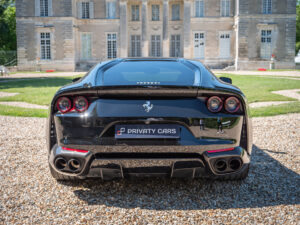 Vue arrière avec feux ronds – FERRARI – 812 Superfast – 2018 – Nero DS 1250 – 800 ch – V12 – 29 900 km – Transmission : Sequentielle – Origine Allemagne – Privaty Cars – Conciergerie automobile pour véhicules de sport à La Rochelle