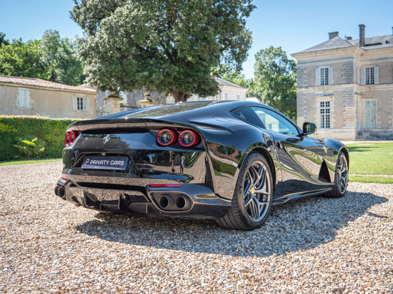 Vue arrière avec feux ronds – FERRARI – 812 Superfast – 2018 – Nero DS 1250 – 800 ch – V12 – 29 900 km – Transmission : Sequentielle – Origine Allemagne – Privaty Cars – Achat et vente de véhicules FERRARI d’occasion en Nouvelle-Aquitaine