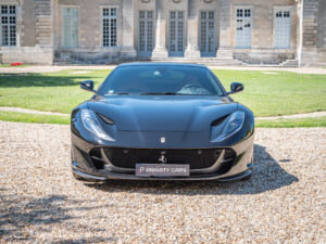 Vue avant avec calandre sportive – FERRARI – 812 Superfast – 2018 – Nero DS 1250 – 800 ch – V12 – 29 900 km – Transmission : Sequentielle – Origine Allemagne – Privaty Cars – Spécialiste des voitures de sport d’occasion près de Niort