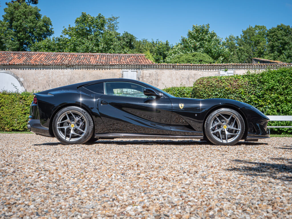 Vue latérale avec jantes sportives – FERRARI – 812 Superfast – 2018 – Nero DS 1250 – 800 ch – V12 – 29 900 km – Transmission : Sequentielle – Origine Allemagne – Privaty Cars – Courtage automobile pour véhicules exclusifs à 2 heures de Paris en TGV