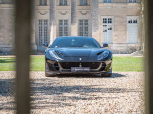 Vue avant avec calandre sportive – FERRARI – 812 Superfast – 2018 – Nero DS 1250 – 800 ch – V12 – 29 900 km – Transmission : Sequentielle – Origine Allemagne – Privaty Cars – Reprise de voitures de sport et collection proche de Bordeaux