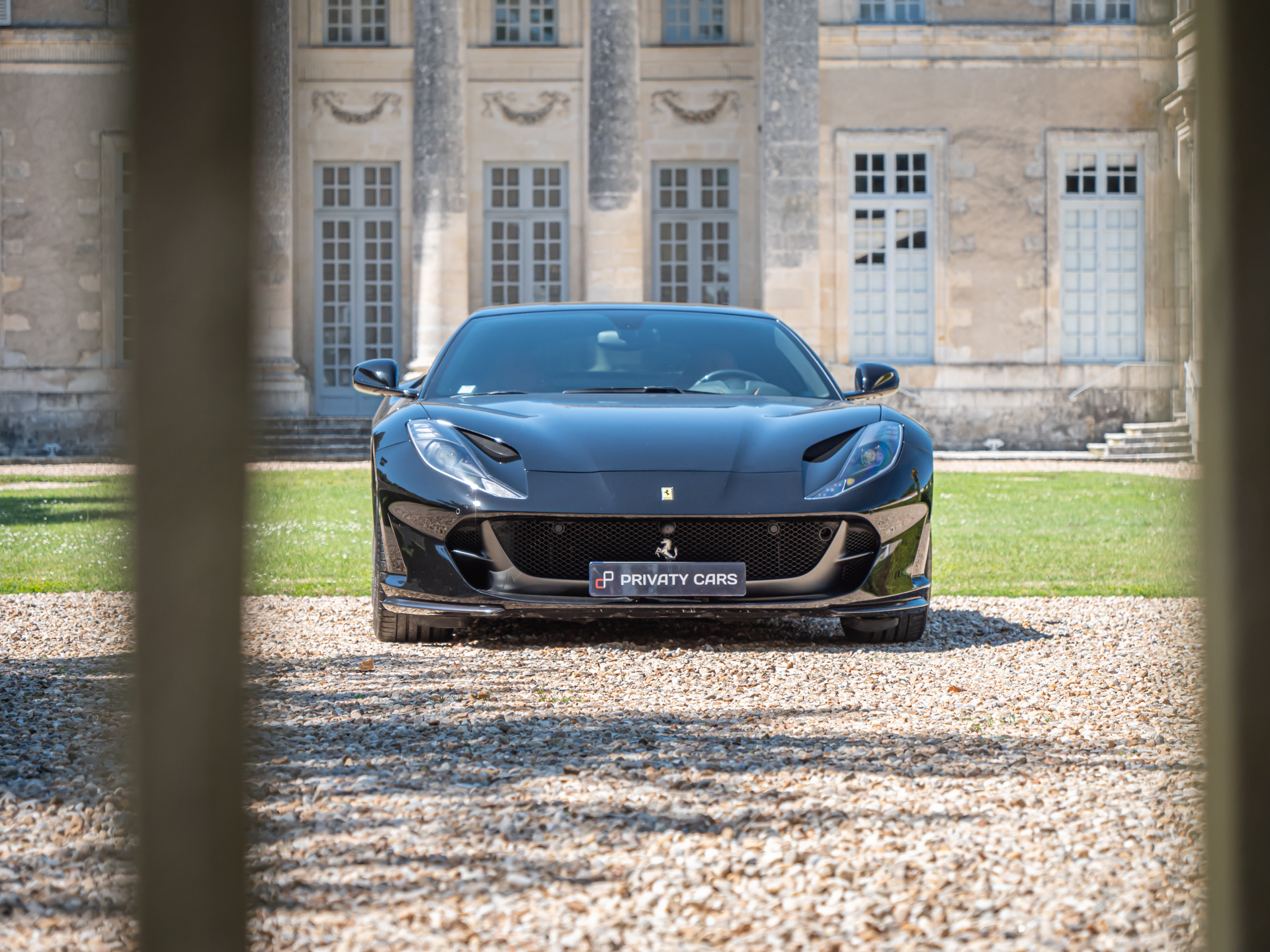 Vue avant avec calandre sportive – FERRARI – 812 Superfast – 2018 – Nero DS 1250 – 800 ch – V12 – 29 900 km – Transmission : Sequentielle – Origine Allemagne – Privaty Cars – Reprise de voitures de sport et collection proche de Bordeaux