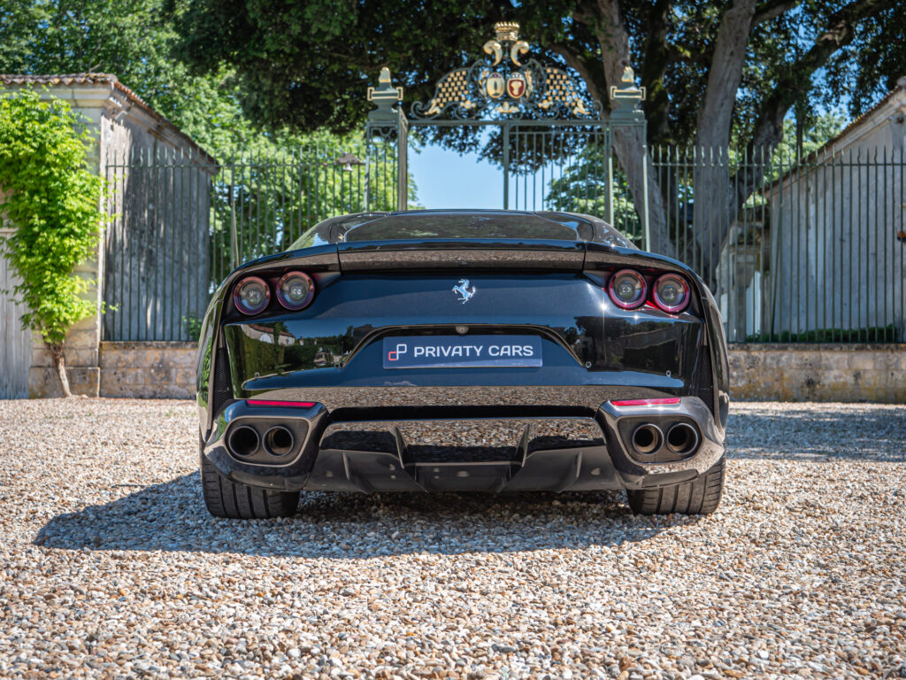 Vue arrière avec double sortie d'échappement – FERRARI – 812 Superfast – 2018 – Nero DS 1250 – 800 ch – V12 – 29 900 km – Transmission : Sequentielle – Origine Allemagne – Privaty Cars – Reprise de voitures de sport et collection près de Poitiers