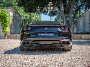 Vue arrière avec double sortie d'échappement – FERRARI – 812 Superfast – 2018 – Nero DS 1250 – 800 ch – V12 – 29 900 km – Transmission : Sequentielle – Origine Allemagne – Privaty Cars – Reprise de voitures de sport et collection près de Poitiers