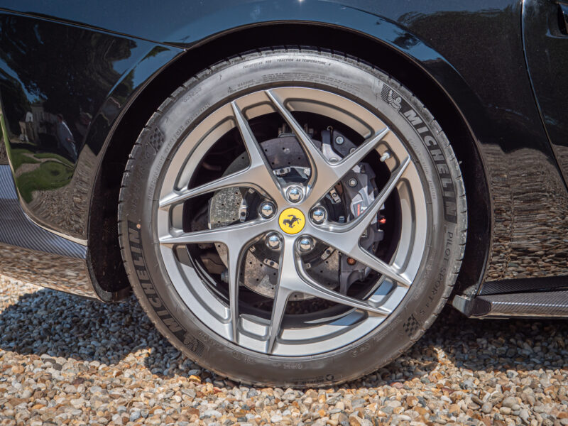 Jantes – FERRARI – 812 Superfast – 2018 – Nero DS 1250 – 800 ch – V12 – 29 900 km – Transmission : Sequentielle – Origine Allemagne – Privaty Cars – Vente de supercars d’occasion près de Poitiers