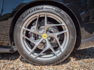 Jantes – FERRARI – 812 Superfast – 2018 – Nero DS 1250 – 800 ch – V12 – 29 900 km – Transmission : Sequentielle – Origine Allemagne – Privaty Cars – Rachat cash de voitures de sport d’occasion à 2 heures de Paris en TGV