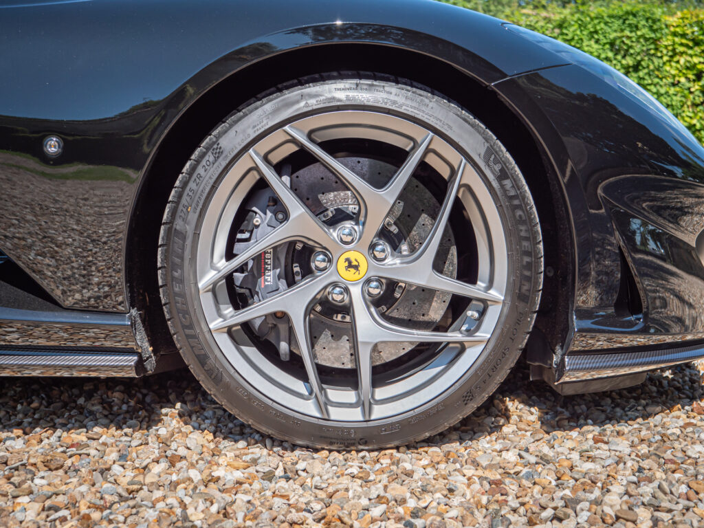 Jantes en alliage avec étriers de frein – FERRARI – 812 Superfast – 2018 – Nero DS 1250 – 800 ch – V12 – 29 900 km – Transmission : Sequentielle – Origine Allemagne – Privaty Cars – Achat et vente de véhicules FERRARI d’occasion proche de Bordeaux