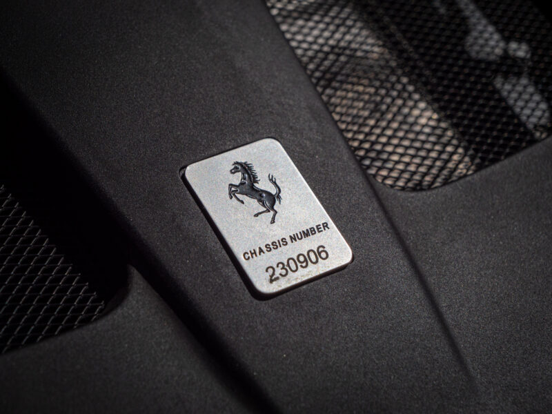 Plaque signalétique avec numéro de châssis – FERRARI – 812 Superfast – 2018 – Nero DS 1250 – 800 ch – V12 – 29 900 km – Transmission : Sequentielle – Origine Allemagne – Privaty Cars – Intermédiaire de confiance vente voiture sport proche de Nantes