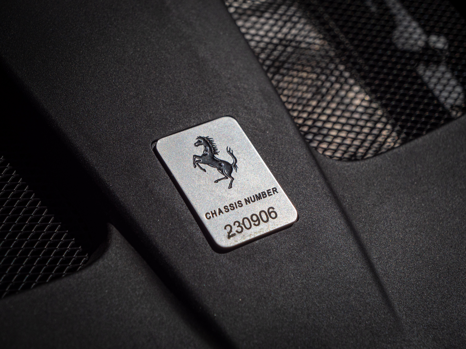 Plaque signalétique avec numéro de châssis – FERRARI – 812 Superfast – 2018 – Nero DS 1250 – 800 ch – V12 – 29 900 km – Transmission : Sequentielle – Origine Allemagne – Privaty Cars – Intermédiaire de confiance vente voiture sport proche de Nantes
