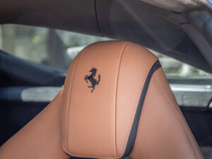 Sièges en cuir avec logo – FERRARI – 812 Superfast – 2018 – Nero DS 1250 – 800 ch – V12 – 29 900 km – Transmission : Sequentielle – Origine Allemagne – Privaty Cars – Mandat de vente pour automobiles de luxe proche de Bordeaux