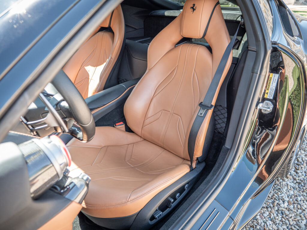 Sièges baquets en cuir – FERRARI – 812 Superfast – 2018 – Nero DS 1250 – 800 ch – V12 – 29 900 km – Transmission : Sequentielle – Origine Allemagne – Privaty Cars – Recherche de supercars hors marché dans l’Ouest de la France