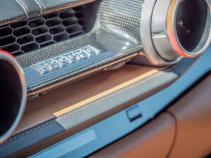 Éléments en carbone avec logo – FERRARI – 812 Superfast – 2018 – Nero DS 1250 – 800 ch – V12 – 29 900 km – Transmission : Sequentielle – Origine Allemagne – Privaty Cars – Importation de véhicules de prestige et sportifs en Nouvelle-Aquitaine