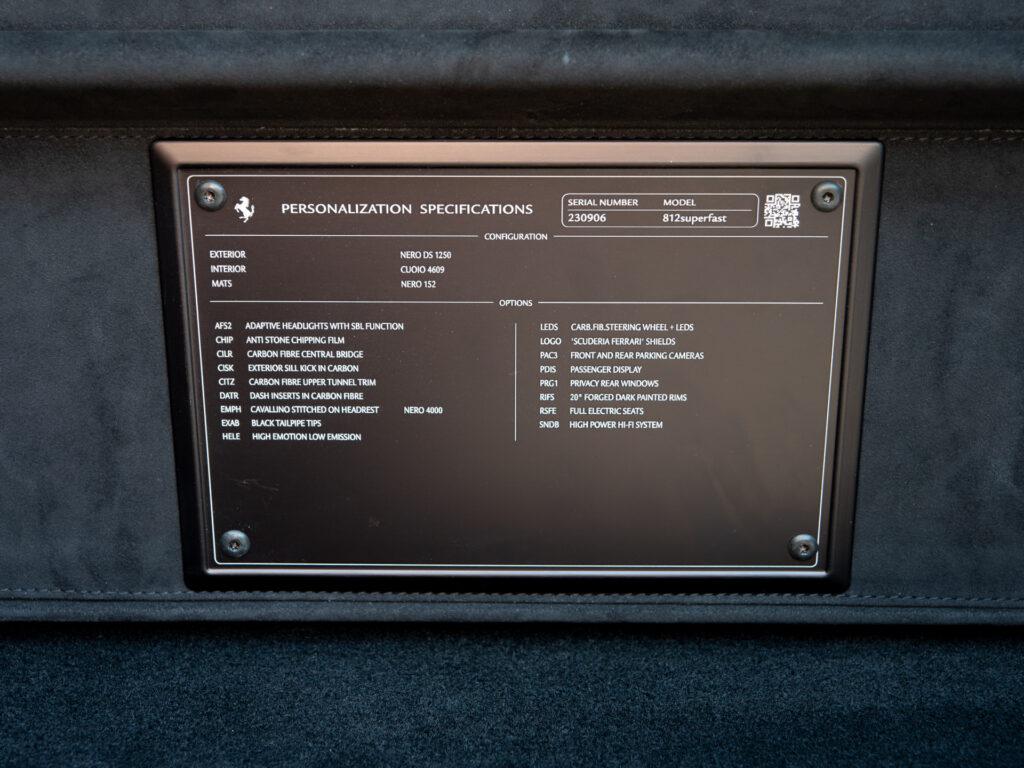 Plaque signalétique – FERRARI – 812 Superfast – 2018 – Nero DS 1250 – 800 ch – V12 – 29 900 km – Transmission : Sequentielle – Origine Allemagne – Privaty Cars – Achat et vente de véhicules FERRARI d’occasion en Nouvelle-Aquitaine