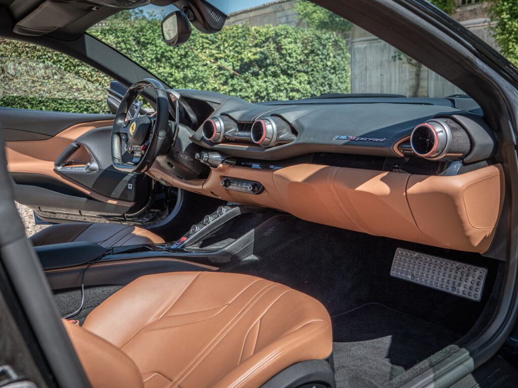 Tableau de bord avec écran central – FERRARI – 812 Superfast – 2018 – Nero DS 1250 – 800 ch – V12 – 29 900 km – Transmission : Sequentielle – Origine Allemagne – Privaty Cars – Chasseur de voitures de sport sur mesure en Charente-Maritime