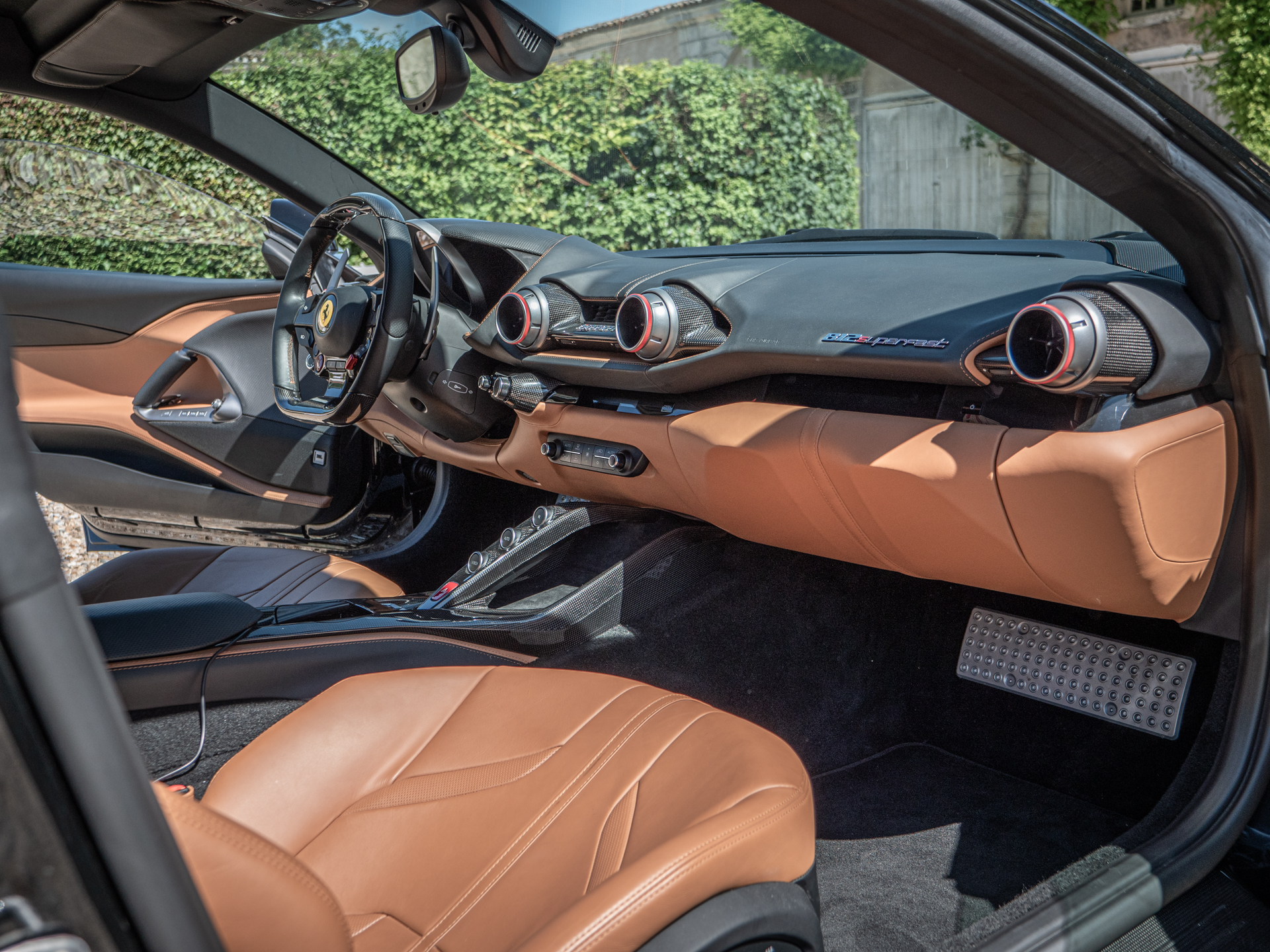 Tableau de bord avec écran central – FERRARI – 812 Superfast – 2018 – Nero DS 1250 – 800 ch – V12 – 29 900 km – Transmission : Sequentielle – Origine Allemagne – Privaty Cars – Chasseur de voitures de sport sur mesure en Charente-Maritime
