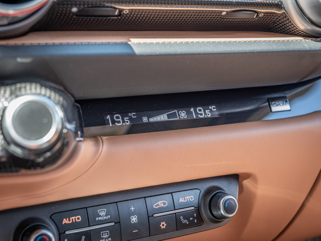 Tableau de bord avec affichage numérique – FERRARI – 812 Superfast – 2018 – Nero DS 1250 – 800 ch – V12 – 29 900 km – Transmission : Sequentielle – Origine Allemagne – Privaty Cars – Sélection de véhicules FERRARI disponibles à 2 heures de Paris en TGV