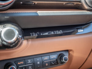 Tableau de bord avec affichage numérique – FERRARI – 812 Superfast – 2018 – Nero DS 1250 – 800 ch – V12 – 29 900 km – Transmission : Sequentielle – Origine Allemagne – Privaty Cars – Sélection de véhicules FERRARI disponibles à 2 heures de Paris en TGV