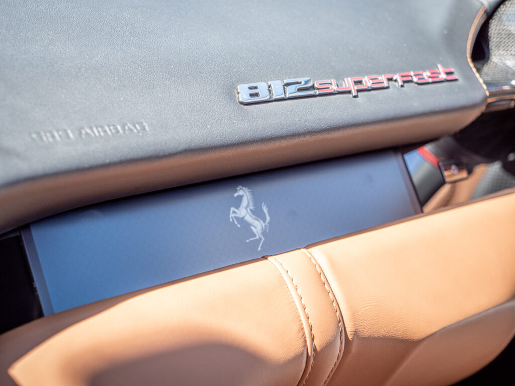 Tableau de bord – FERRARI – 812 Superfast – 2018 – Nero DS 1250 – 800 ch – V12 – 29 900 km – Transmission : Sequentielle – Origine Allemagne – Privaty Cars – Spécialiste des sportives d’occasion près de Poitiers