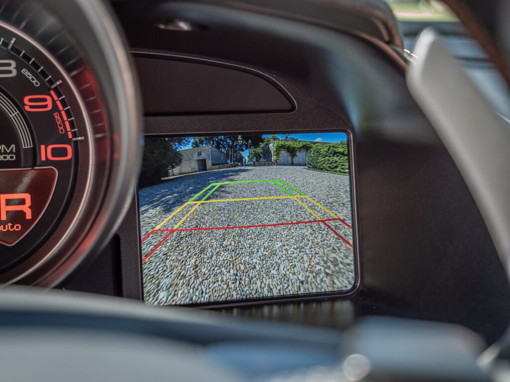 Écran de caméra de recul – FERRARI – 812 Superfast – 2018 – Nero DS 1250 – 800 ch – V12 – 29 900 km – Transmission : Sequentielle – Origine Allemagne – Privaty Cars – Expert des modèles FERRARI entre Bordeaux et Nantes