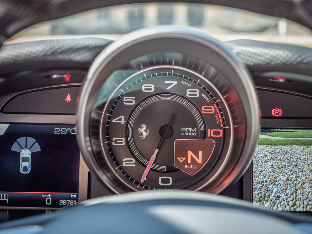 Tableau de bord – FERRARI – 812 Superfast – 2018 – Nero DS 1250 – 800 ch – V12 – 29 900 km – Transmission : Sequentielle – Origine Allemagne – Privaty Cars – Intermédiaire de confiance vente voiture sport proche de Bordeaux