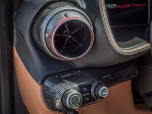 Bouche d'aération avec finition carbone – FERRARI – 812 Superfast – 2018 – Nero DS 1250 – 800 ch – V12 – 29 900 km – Transmission : Sequentielle – Origine Allemagne – Privaty Cars – Spécialiste des voitures de luxe d’occasion à 2 heures de Paris en TGV