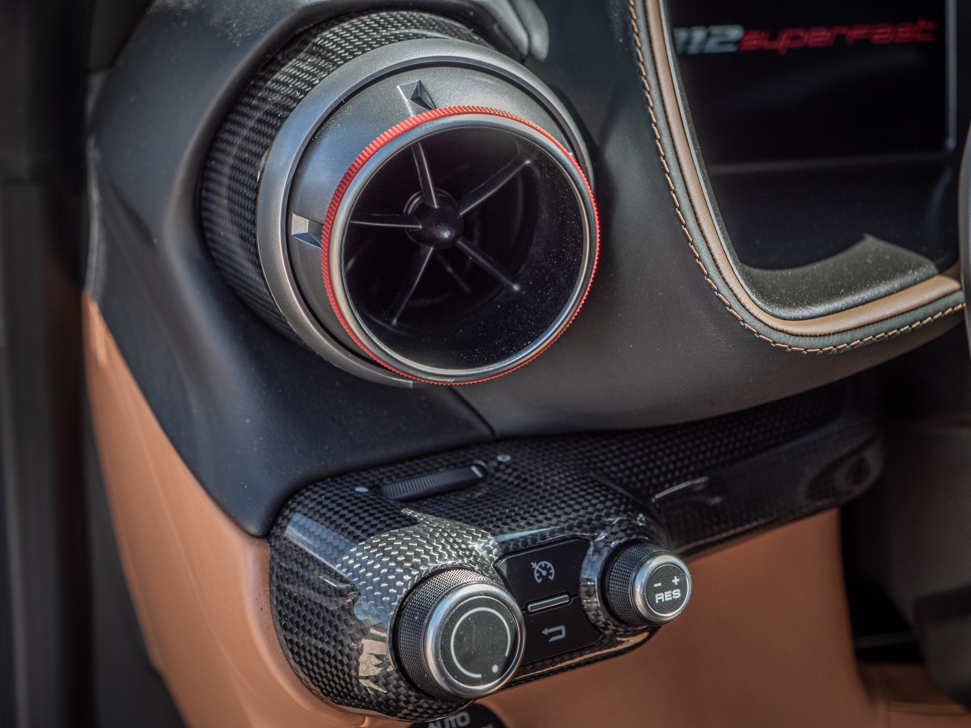 Bouche d'aération avec finition carbone – FERRARI – 812 Superfast – 2018 – Nero DS 1250 – 800 ch – V12 – 29 900 km – Transmission : Sequentielle – Origine Allemagne – Privaty Cars – Spécialiste des voitures de luxe d’occasion à 2 heures de Paris en TGV