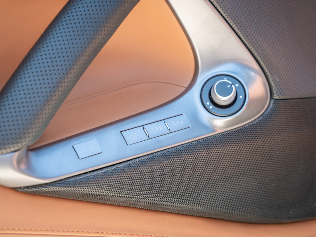 Commandes de réglage de siège – FERRARI – 812 Superfast – 2018 – Nero DS 1250 – 800 ch – V12 – 29 900 km – Transmission : Sequentielle – Origine Allemagne – Privaty Cars – Spécialiste des voitures de luxe d’occasion en Nouvelle-Aquitaine