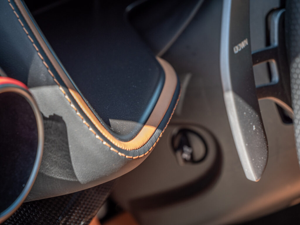 Console avec surpiqûres en cuir – FERRARI – 812 Superfast – 2018 – Nero DS 1250 – 800 ch – V12 – 29 900 km – Transmission : Sequentielle – Origine Allemagne – Privaty Cars – Chasseur de voitures de sport sur mesure en Charente-Maritime