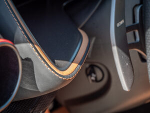 Console avec surpiqûres en cuir – FERRARI – 812 Superfast – 2018 – Nero DS 1250 – 800 ch – V12 – 29 900 km – Transmission : Sequentielle – Origine Allemagne – Privaty Cars – Chasseur de voitures de sport sur mesure en Charente-Maritime