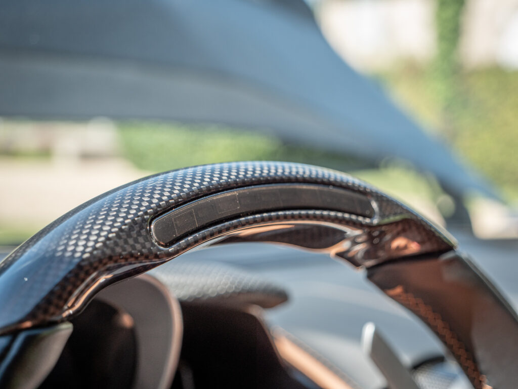 Volant en carbone avec commandes intégrées – FERRARI – 812 Superfast – 2018 – Nero DS 1250 – 800 ch – V12 – 29 900 km – Transmission : Sequentielle – Origine Allemagne – Privaty Cars – Service de courtage et recherche automobile premium dans l’Ouest de la France