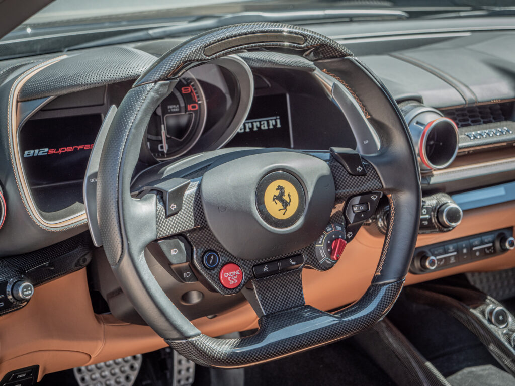 Volant en carbone avec commandes intégrées – FERRARI – 812 Superfast – 2018 – Nero DS 1250 – 800 ch – V12 – 29 900 km – Transmission : Sequentielle – Origine Allemagne – Privaty Cars – Service de courtage et recherche automobile premium entre Bordeaux et Nantes